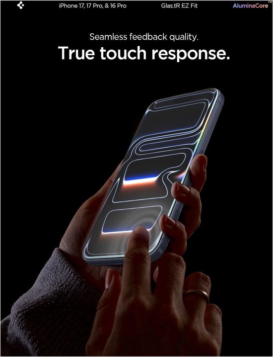 Hand met iPhone, veegt over scherm met Spigen beschermglas.