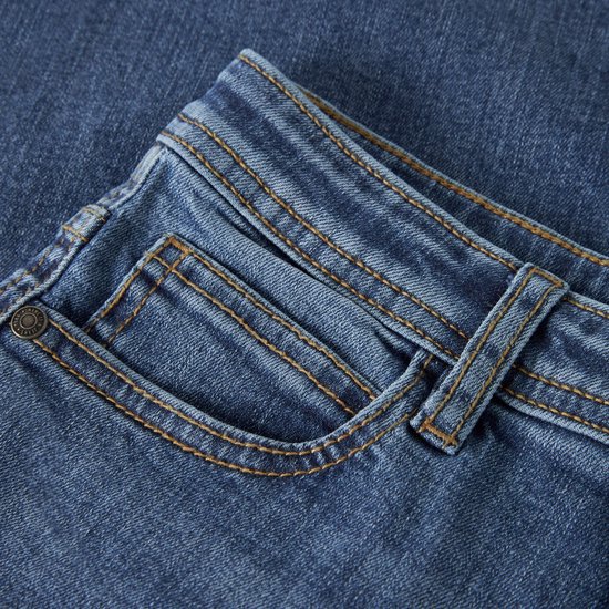 Close-up van de blauwe jeans met zakdetails en bruine stiksels.