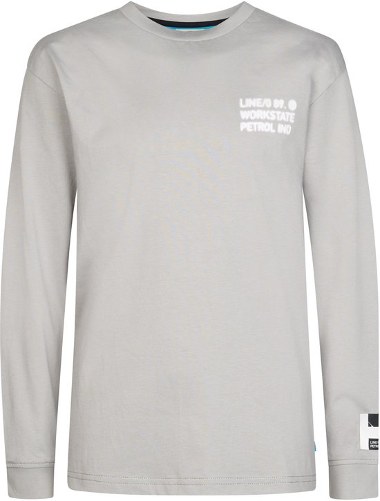 Lichtgrijze longsleeve met witte tekst 'LINE/0 89. WORKSTATE PETROL IND' op de borst en label op de mouw.