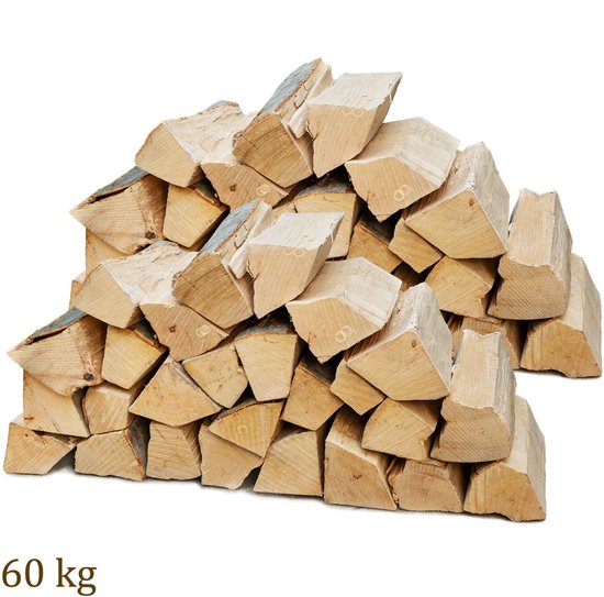 Grote stapel lichtgekleurd, gekloofd brandhout met schors, geïsoleerd op een witte achtergrond. Tekst: "60 kg".