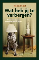 Boek "Wat heb jij te verbergen?" door Ronald Smit. Een hond met een lampenkap op, zit naast een tafeltje met een lamp.