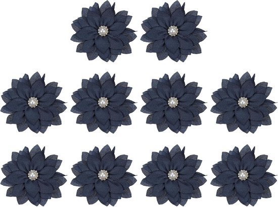 Tien donkerblauwe chiffon bloemen, elk met lagen stof, strass en een parel in het midden, op een witte achtergrond.