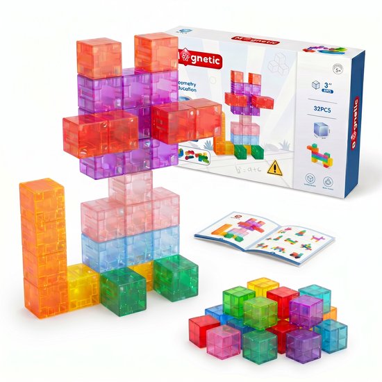 Een doos magnetisch bouwspeelgoed met 32 transparante, gekleurde blokken. Ook getoond zijn gebouwde constructies en een instructieboekje.