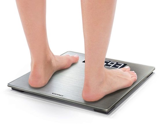 Voeten op een zilverkleurige digitale weegschaal die 59.3 aangeeft