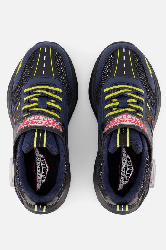 Bovenkant van blauwe sneakers met gele veters, zwarte accenten en "SKECHERS GARAGE" logo.