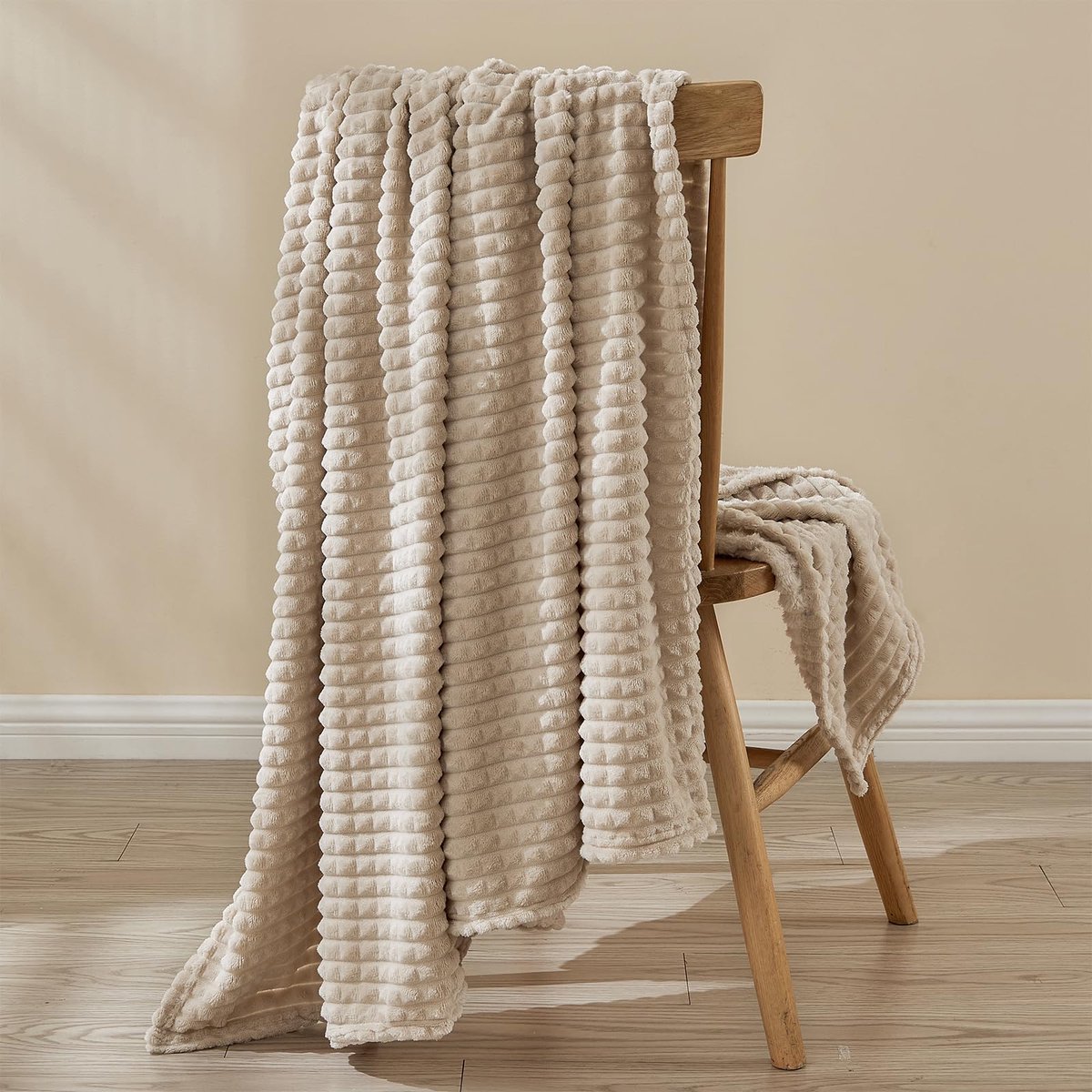 SnelShoppen - Emme Fleecedeken Beige 150x200 cm - Zachte Pluizige Flanellen Deken voor Bank of Bed - Warme Behaaglijke Sprei voor Relaxen en Sfeervol