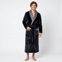 Man met donkergrijs, lang, zacht fleece badjas met grijze sjaalkraag en ceintuur. Grijze zakken.