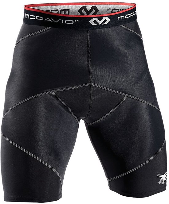 Short de compression McDavid noir avec logo et ceinture rouge, blanche et noire, avec coutures blanches.