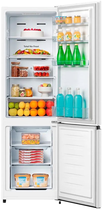 Open witte Hisense koelkast gevuld met fruit, groenten, drankjes en diepvriesproducten. Met 'Total No Frost'.