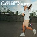 Twee hardlopers in de buitenlucht, ontworpen met Olympische hardloper Stina Troest. Vrouw draagt beige pet en een lichtbeige sportjas en korte broek.