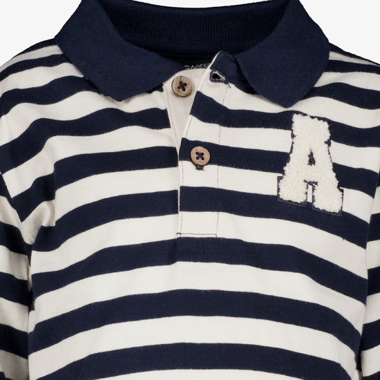 Close-up van de kraag en borst van een blauw met wit gestreepte polo, met houten knopen en een witte 'A' opdruk.