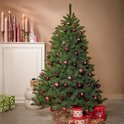 Een groene kerstboom versierd met rode kerstballen, met cadeau's eronder.