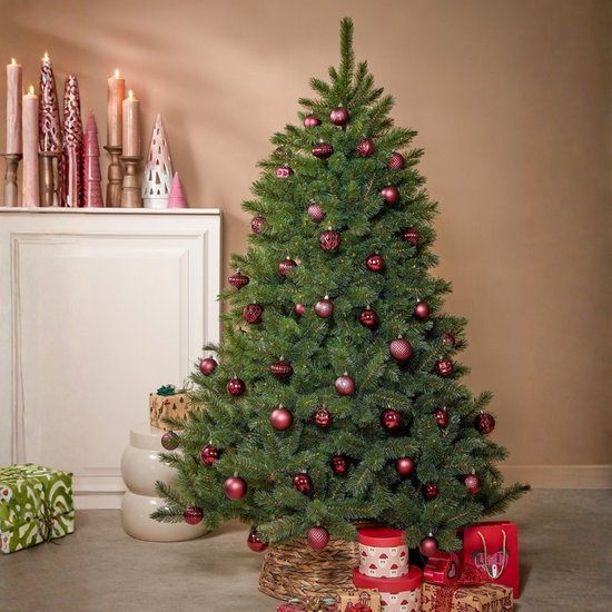 Een groene kerstboom versierd met rode kerstballen, met cadeau's eronder.