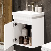 Wit badmeubel met open deur, gevuld met diverse flacons en een kraan in geborsteld goud.