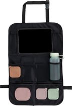 Zwarte autostoel organizer met tablet-houder, fleshouder en diverse opbergvakken met pastelkleurige deksels.