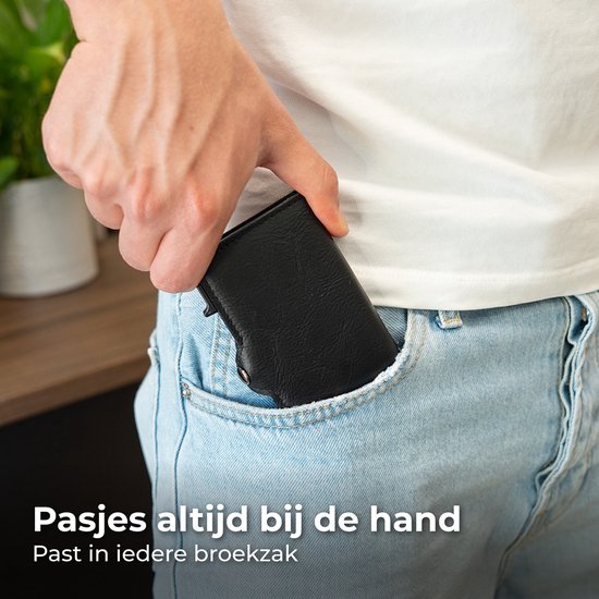 Zwarte pasjeshouder wordt in een spijkerbroekzak gestopt. Tekst: Pasjes altijd bij de hand. Past in iedere broekzak.