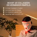 Vrouw met een rood LED gezichtsmasker op, met gouden lijnen en het logo Maxi Meilleur.