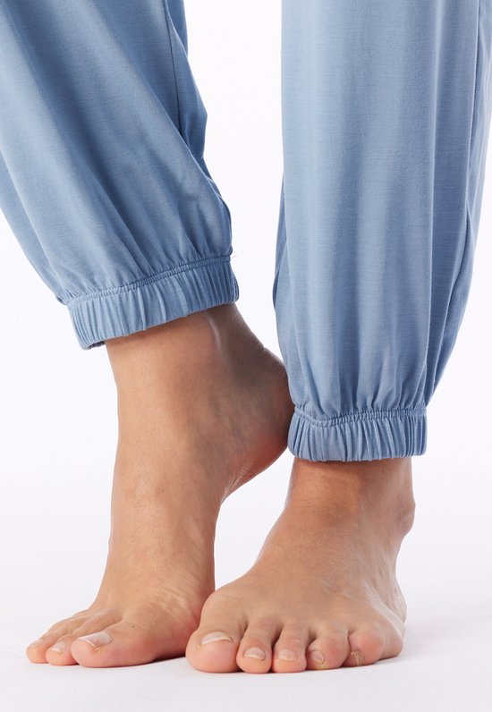 Detail van de enkels met elastische zoom van een lichtblauwe pyjamabroek.