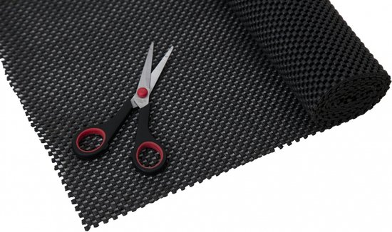 Zwarte antislipmat op rol met honingraatpatroon, met schaar erop.