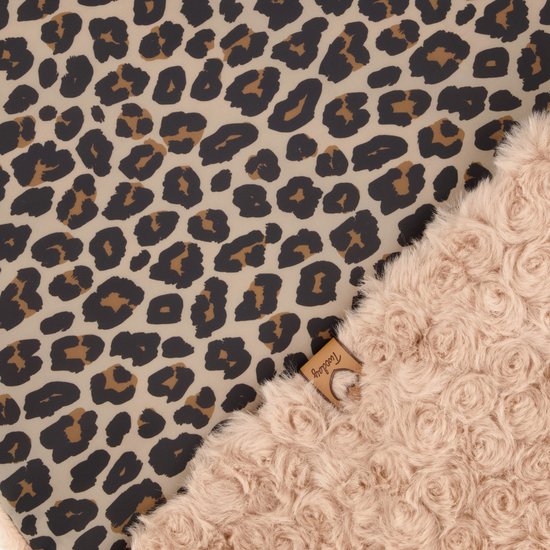 Een textuur van beige roosjesstof naast bruine luipaardprint.