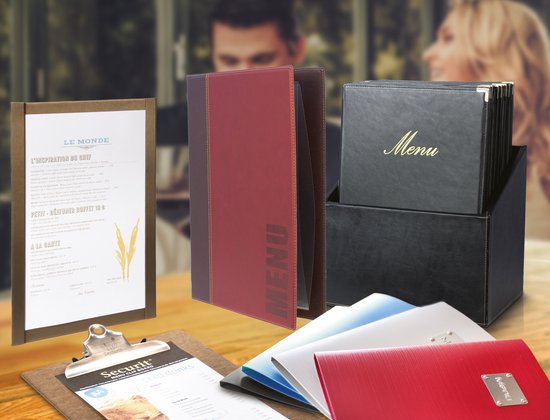 Een tafel in een restaurant met verschillende menukaarten, waaronder een zwarte menubox met 'Menu' erop.