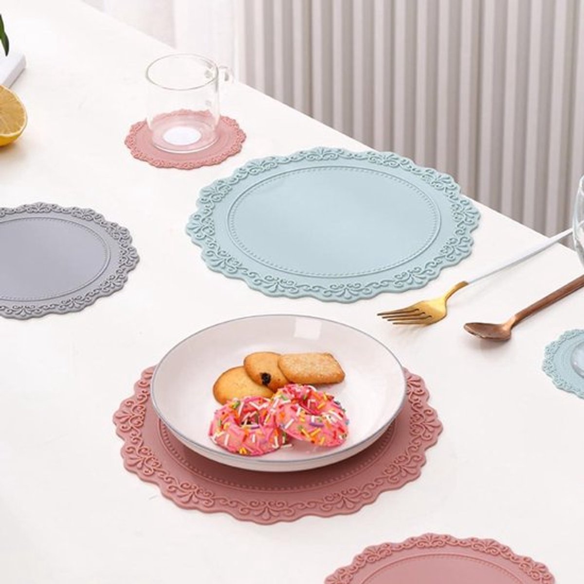 - Siliconen Placemat - Afwasbaar - Rood - Antislip - Waterdicht - Geschikt voor Eettafel en Keuken. Set van 5 Ronde Placemats, Diameter 10 cm