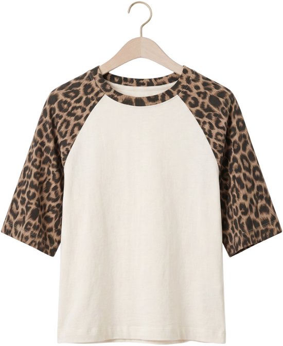 Wit raglan T-shirt met korte, wijde mouwen met luipaardprint, hangend aan een kledinghanger.