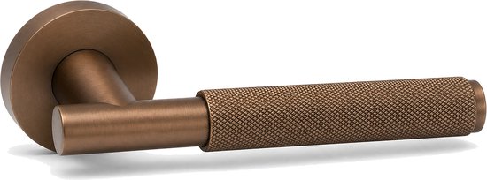 Bronzen deurhendel met rozet en een slank, gebogen handvat met een textuurafwerking.