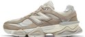 New Balance 9060 sneaker in beige suède en mesh met beige veters en een dikke off-white zool.