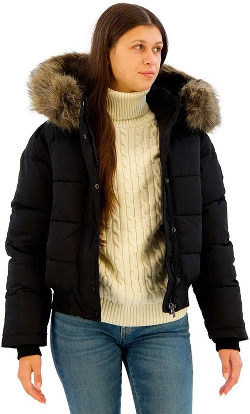 Zwarte Superdry bomberjack met capuchon en bruine bontkraag, op een model met kabel coltrui en spijkerbroek.