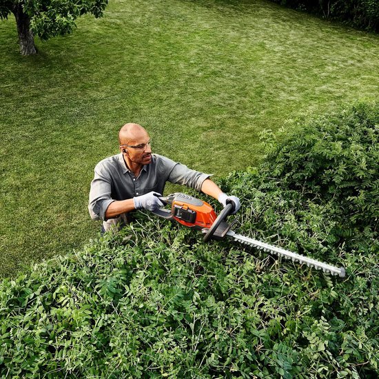 Husqvarna 215iL grastrimmer en 215iHD45 heggenschaar inclusief 40-B70 accu en 40-C80 oplader. Praktische set met heggenschaar, grastrimmer, accu en oplader. van Husqvarna — afbeelding 2