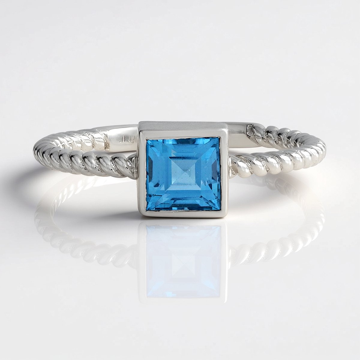 Cavill - Zilveren ring met 0,819 ct Zwitsers blauwe topaas - 925 Sterling Zilver - Moderne ring met carré geslepen edelsteen en bezel zetting