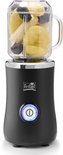 Zwarte Fritel blender met glazen kan gevuld met bananen, appels en bramen. Blauwe aan/uit knop.
