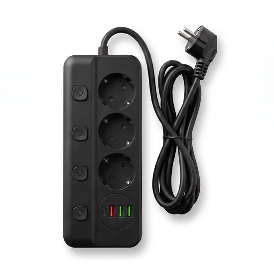 Zwarte stekkerdoos met 3 stopcontacten, 3 USB-A en 1 USB-C poort, met een zwart snoer en stekker, van bovenaf gezien.