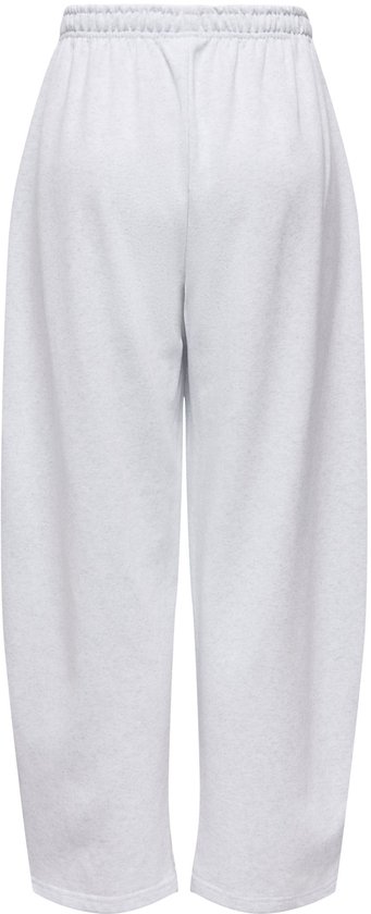 Lichtgrijze wijde joggingbroek met elastische tailleband, van achteren gefotografeerd.
