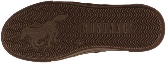 Zool van bruine Mustang sneaker met golvend patroon en Mustang logo.