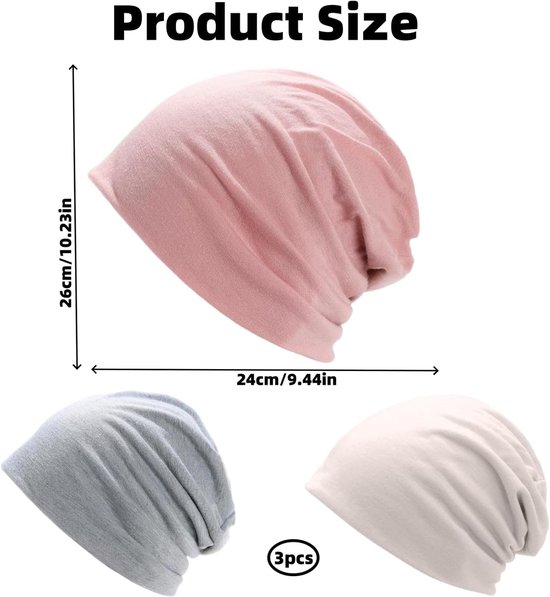 Drie beanies in roze, grijs en crème. Afmetingen: 26cm hoog, 24cm breed.
