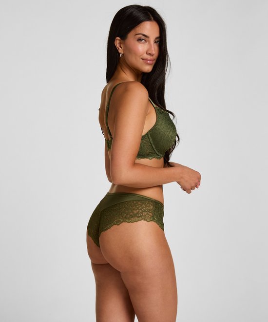 Model draagt een groene kanten push-up BH met beugel en bijpassend broekje. Zijaanzicht.