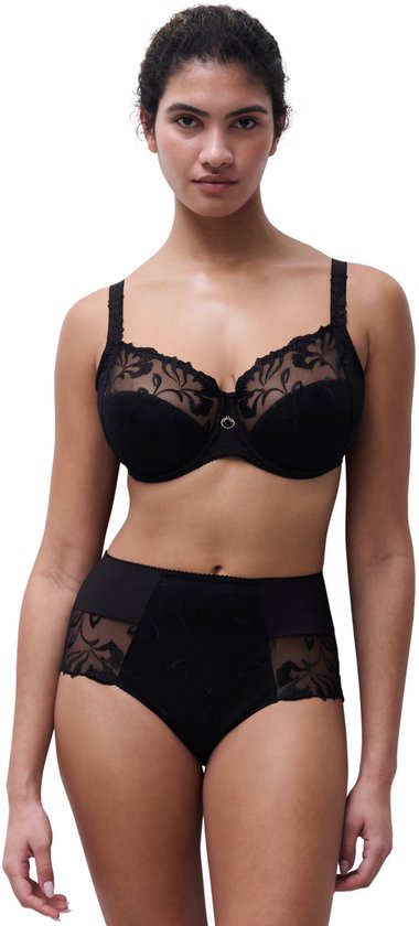 Zwarte beugel BH met geborduurde bloemen op de cups. Model draagt hoge zwarte slip met kanten inzetstukken.
