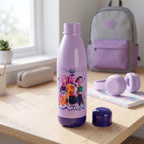 Lichtpaarse drinkfles met paarse dop, opdruk van K-pop figuren en 'HUNTRX'. Geplaatst op een bureau.