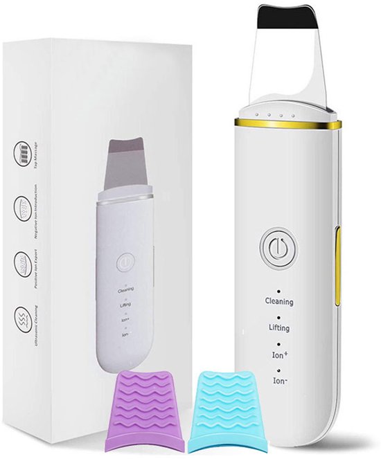 Witte ultrasone huidscrubber met gouden accenten, verpakt met twee siliconen opzetstukken.