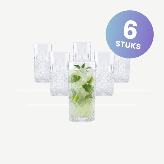 Ensemble de 6 verres highball hauts avec un motif en losange, un verre rempli de glace, de menthe et de citron vert.