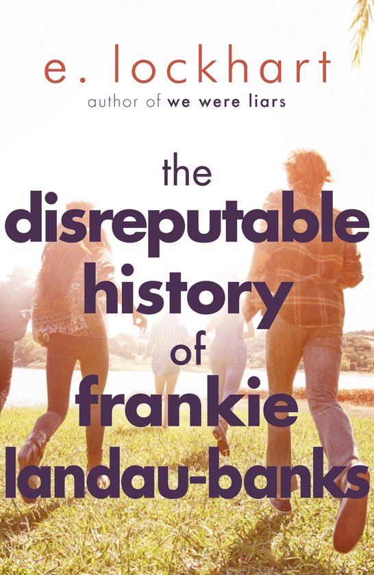 Boekcover met de titel 'the disreputable history of frankie landau-banks' en vier jongeren op een zonnige dag.