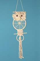 Handgemaakte dromenvanger dreamcatcher, uil kleur crème macramé techniek breedte 17 cm lengte 57 cm.