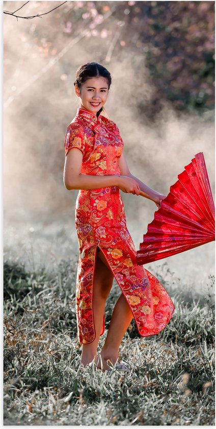 Poster Glanzend – Poserend Meisje in Traditionele Japanse Rode Kleding - 50x100 cm Foto op Posterpapier met Glanzende Afwerking