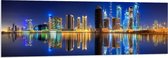 PVC Schuimplaat - Skyline van Dubai met Weerspiegeling in de Zee, Qatar - 150x50 cm Foto op PVC Schuimplaat (Met Ophangsysteem)