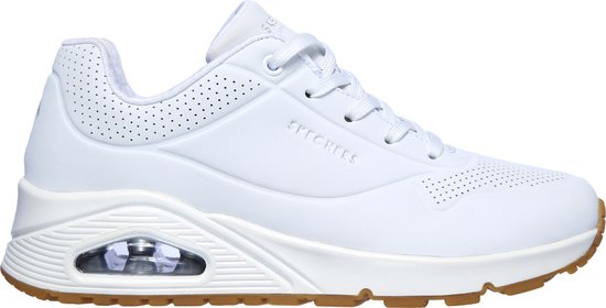 Basket Skechers blanche avec semelle extérieure en caoutchouc marron, lacets et amorti.