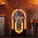 Jukebox in retrostijl met houten afwerking, verlichting en chromen details, staand in een bar.