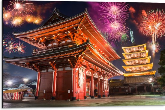 Dibond - Japanse Tempel omringd door Verschillende Kleuren Vuurwerkpijlen - 75x50 cm Foto op Aluminium (Wanddecoratie van metaal)
