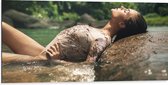 Dibond - Poserende Vrouw in Glitter Zwemkleding in Rivier - 100x50 cm Foto op Aluminium (Wanddecoratie van metaal)